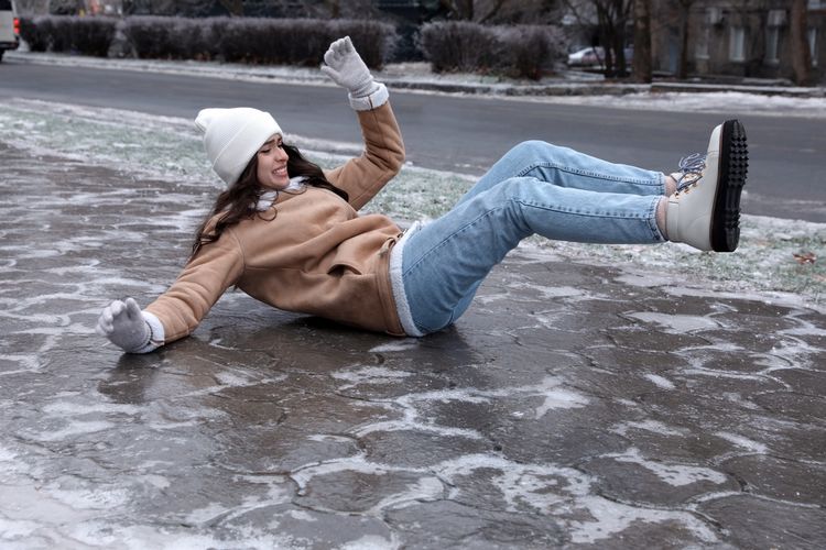 woman slipping on ice, holiday injuries